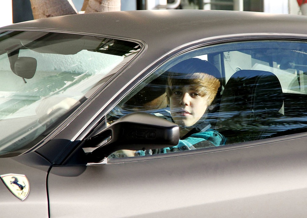 justin-bieber-driving_100363363_l.jpg